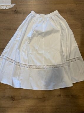 Le Bop x Mally K Goldman White Lace-Trim Skirt